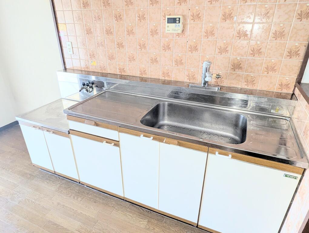 キッチン　トントンと野菜を刻む音が聞こえてきたり、いい香りが漂ってきそ