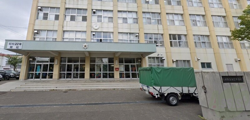 中学校　札幌市立白石中学校（中学校）まで557m