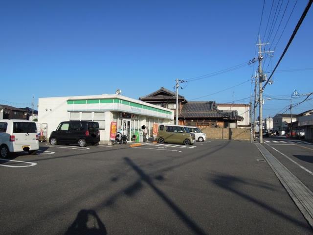 コンビニ　ファミリーマート（コンビニ）まで828m