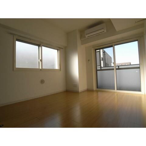 居室・リビング　二面採光で明るいお部屋♪