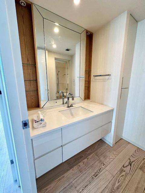 バス・シャワールーム　独立洗面台