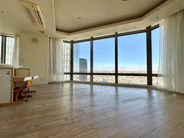 居室・リビング　ハイサッシ採用（家具は撤去）