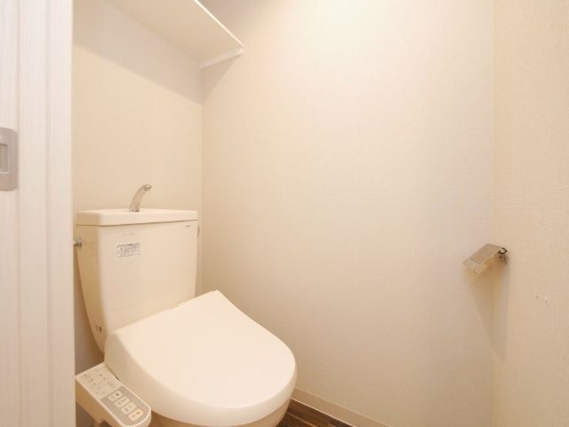 トイレ　※写真は別号室です。