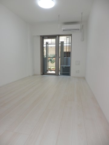 居室・リビング　落ち着いた色調の洋室です