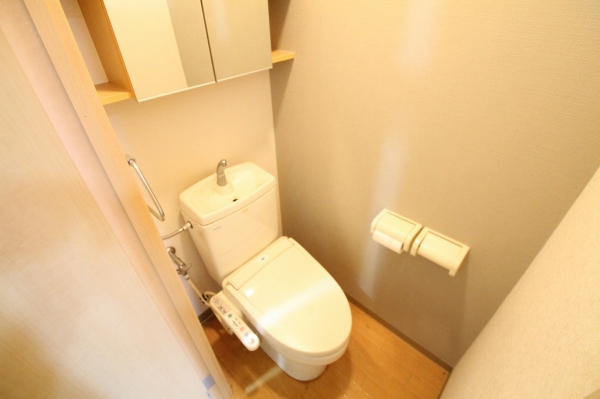 トイレ　温水シャワー付きトイレでいつでも快適です。