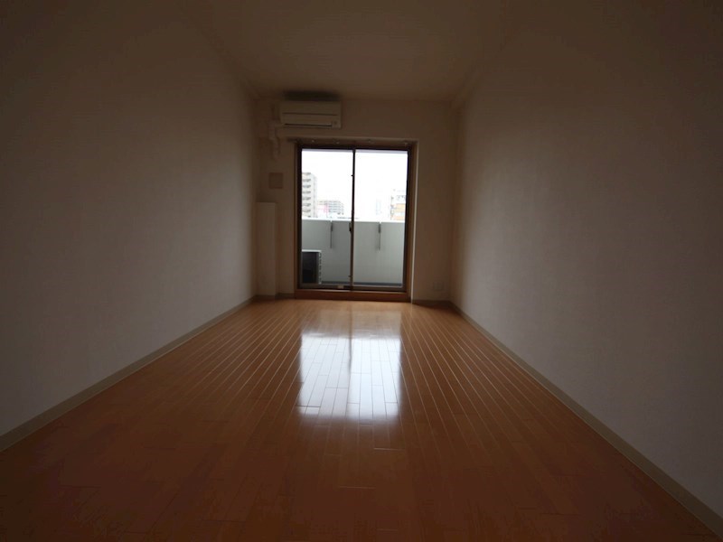 バルコニー　洋室8.3帖　エアコン完備　クローゼット付　バルコニー