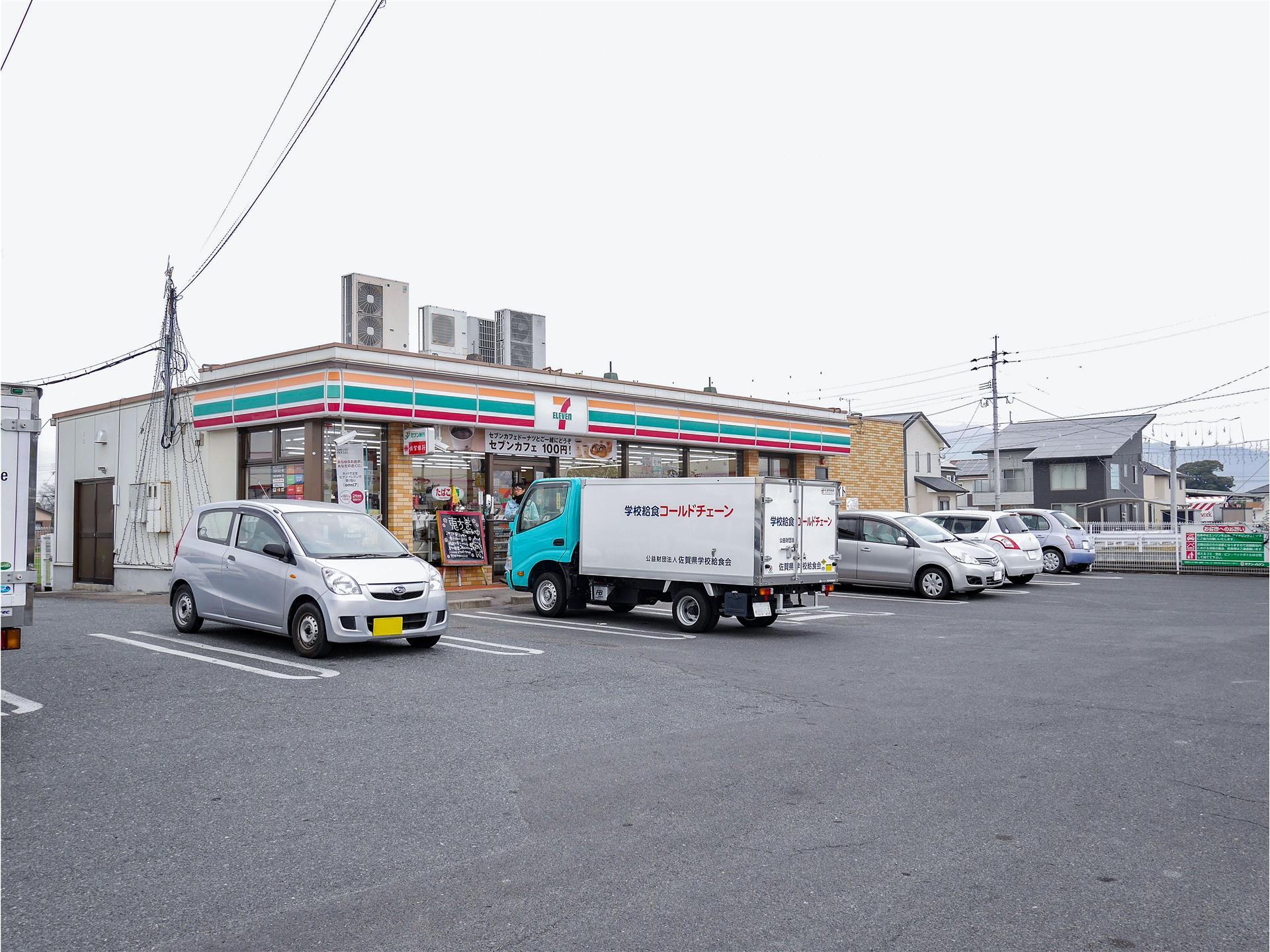 コンビニ　セブン-イレブン（コンビニ）まで729m