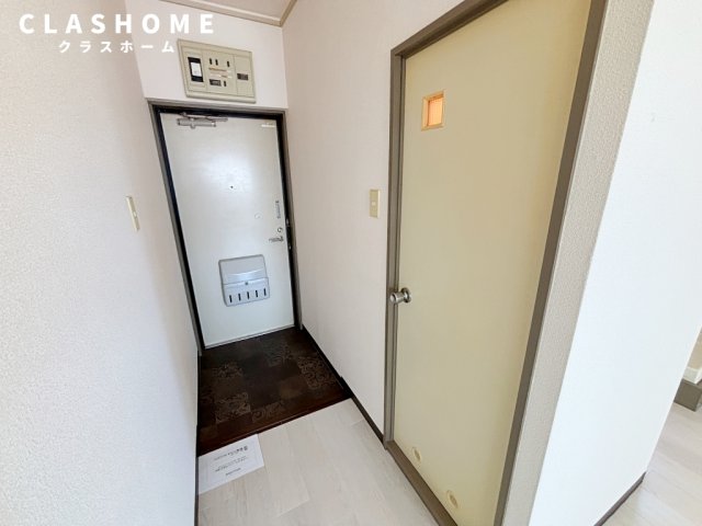 玄関　同物件の別部屋になります。