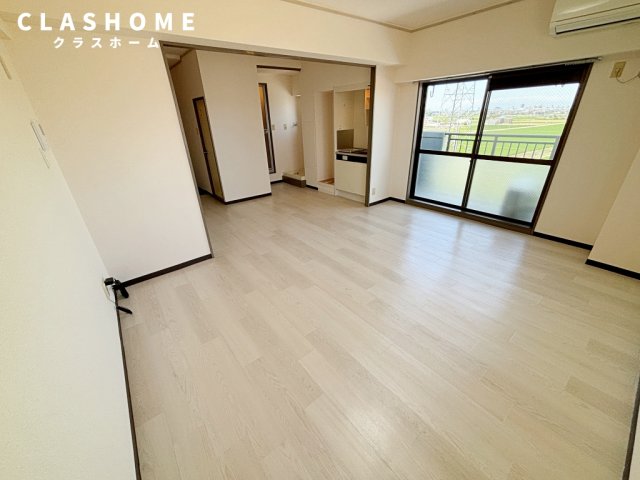 居室・リビング　同物件の別部屋になります。