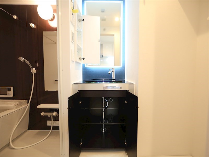 洗面設備　脱衣所　オシャレな独立洗面台　収納スペース有