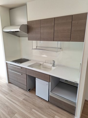 キッチン　座りながら作業ができるキッチンです。IHで火災予防に配慮