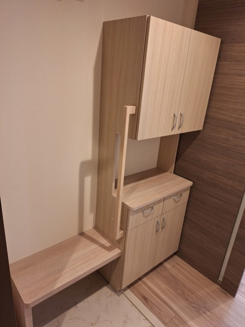 玄関　手すりと椅子で立ち座りを補助/靴の履き替え時の転倒防止