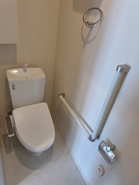トイレ　手すり付きでつまづき防止/温水洗浄便座付き