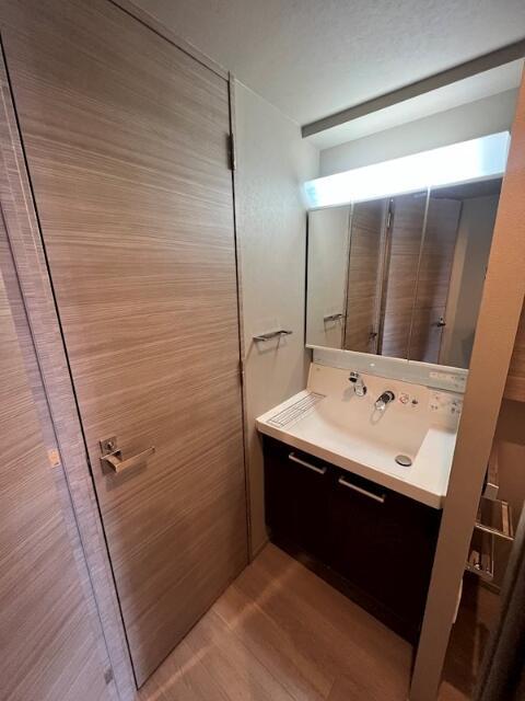 洗面設備　独立洗面化粧台が付いています