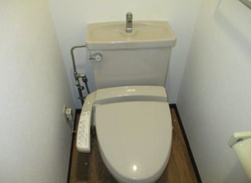 トイレ　落ち着いた色調のトイレです