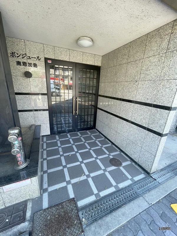 エントランス　建物入口です！