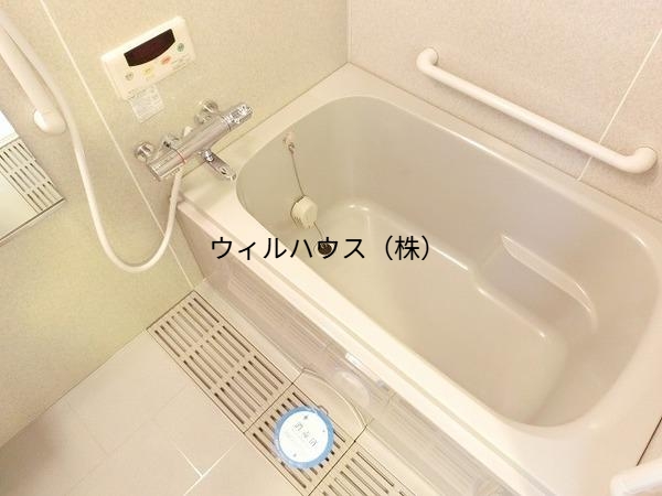 バス・シャワールーム　浴室乾燥機、追い焚き機能付きバス！