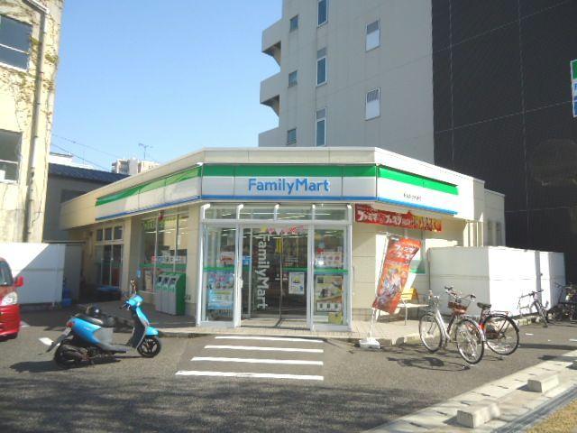 コンビニ　ファミリーマート新潟医学町通店（コンビニ）まで437m