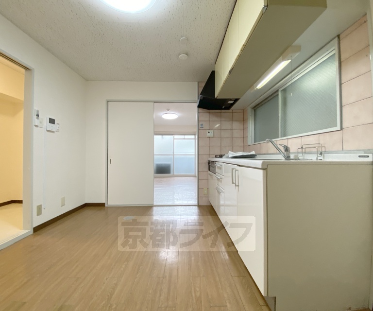 居室・リビング　京都市バスの西賀茂車庫まで徒歩２分、始発のバス停のため...