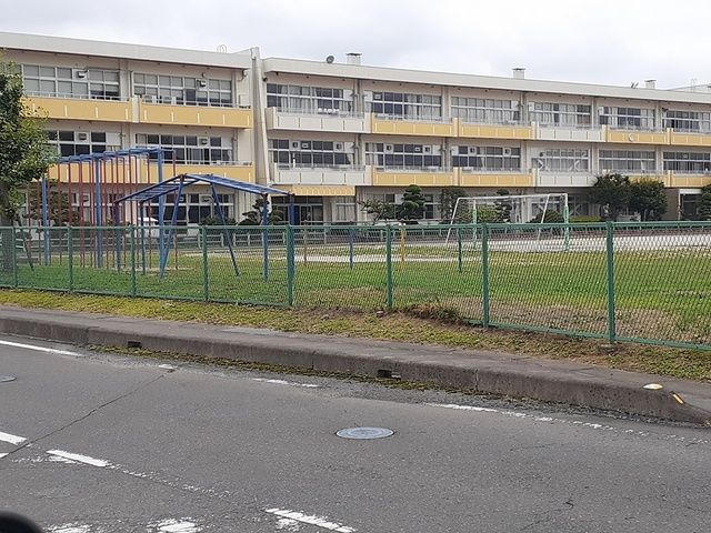 小学校　笠間市立宍戸小学校（小学校）まで298m