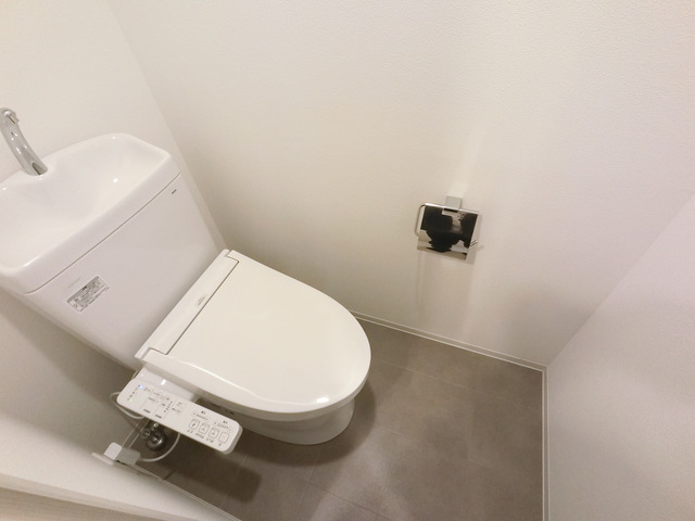 トイレ　同間取り別部屋参考画像。４０３はベージュ系統となります。