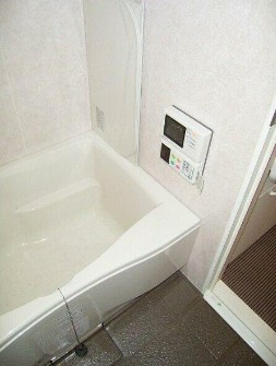 バス・シャワールーム　追い焚き機能、浴室乾燥機付きバス。