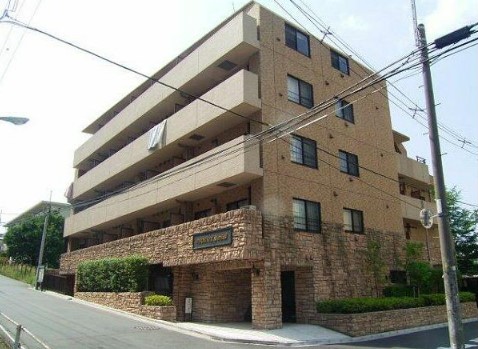 建物外観　鉄筋コンクリート造のがっちりとした建物。