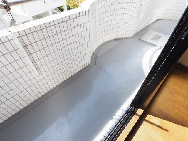 バルコニー　広々としたバルコニーで洗濯物もしっかり干せますね。