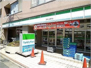 コンビニ　ファミリーマート調布小島町店（コンビニ）まで302m