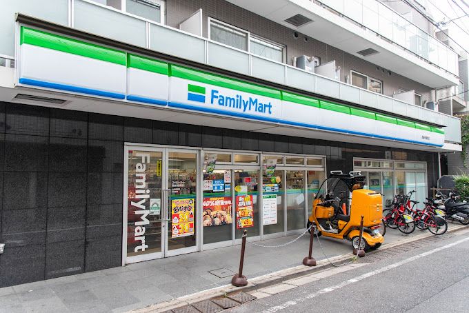 コンビニ　ファミリーマート 西麻布霞町店（コンビニ）まで61m