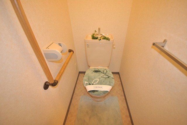 トイレ　落ち着いた色調のトイレです※別号室の写真です