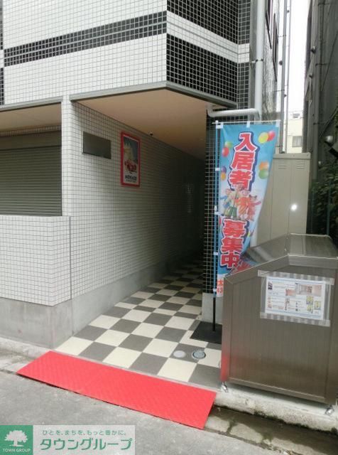 エントランス　敷地内ごみ置き場あります。