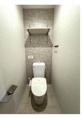 トイレ　落ち着いた色調のトイレです