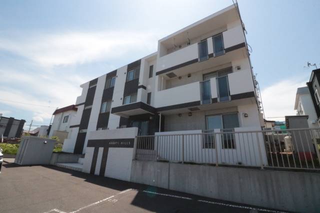 建物外観　３階建ての鉄筋造♪