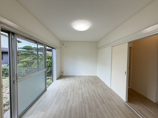 七里ガ浜東4丁目貸家の居間写真