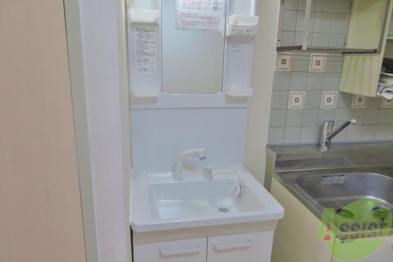 洗面設備　洗面台はキッチンの横にございます。