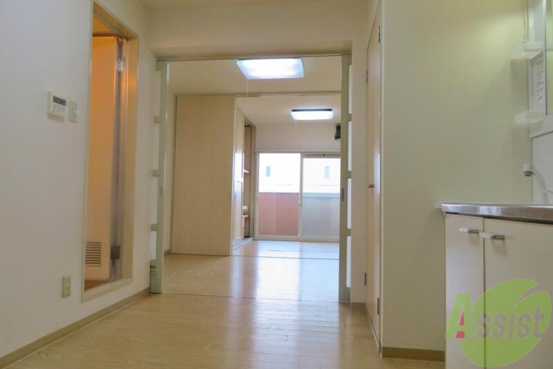玄関　玄関から見たお部屋はとても明るいですね。