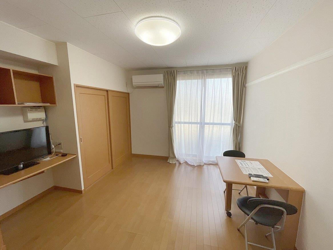 レオパレス西京の居間写真
