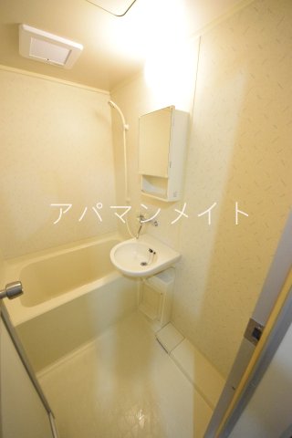 バス・シャワールーム　こちらで疲れを癒してください