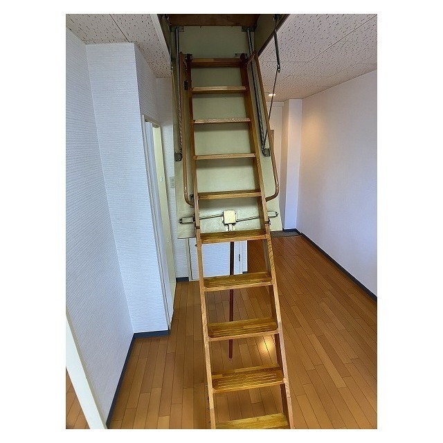 その他設備　屋根裏への梯子
