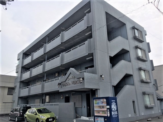 駐車場　敷地内1台無料、2台目は敷地外￥6.600で確保出来ます