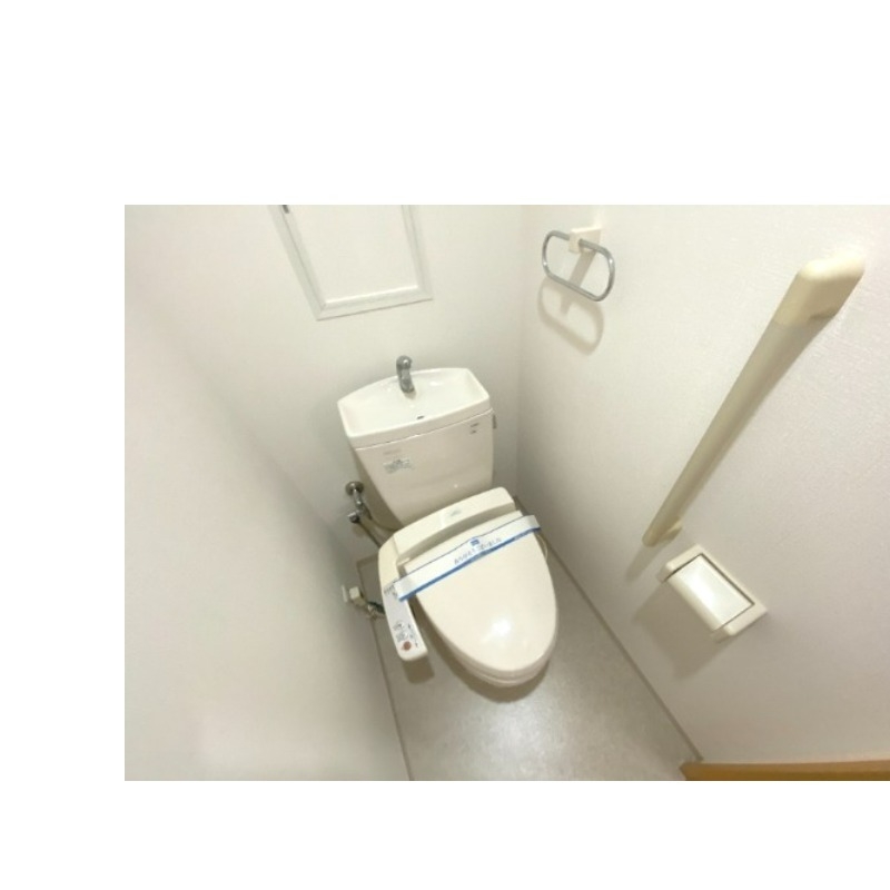 トイレ　温水洗浄便座が付いています！！