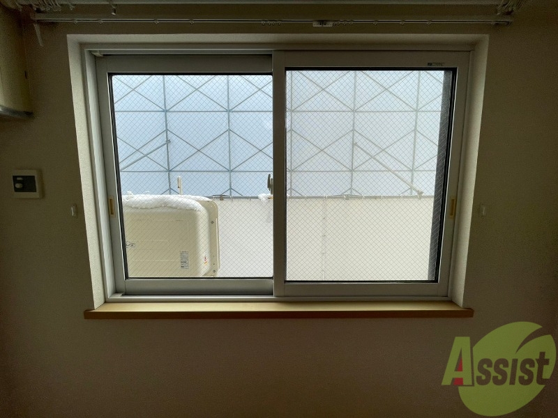 バルコニー　窓が沢山あると日がたっぷり入って気持ち良いですよね！