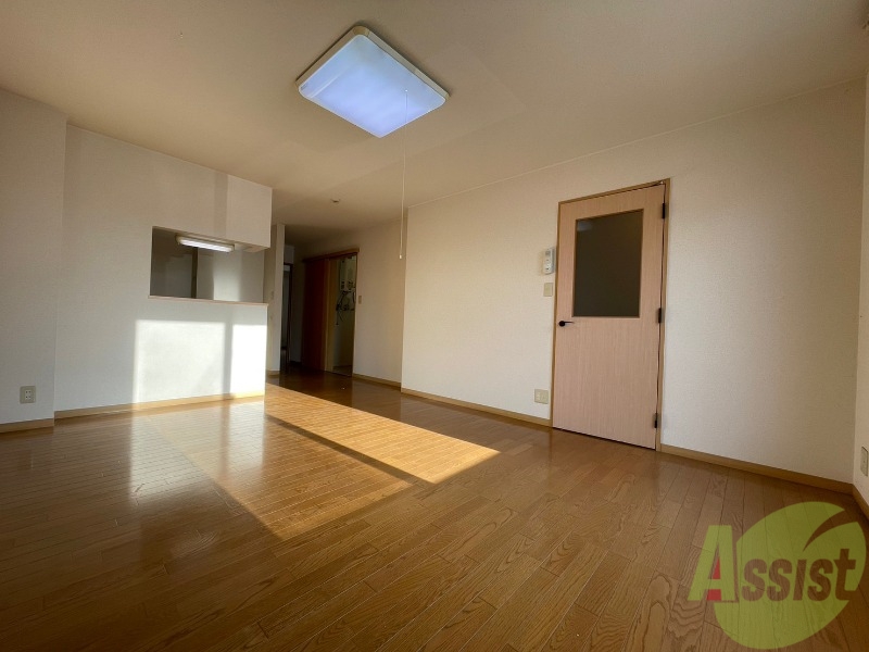 居室・リビング　リビングです。木目のフローリングが落ち着きますね。