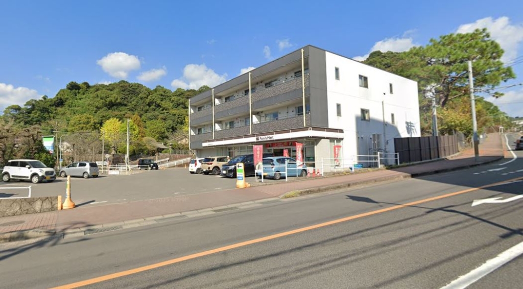 コンビニ　ファミリーマート 鹿児島県護国神社前店（コンビニ）まで976m