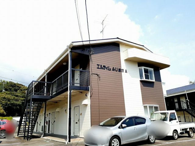 富士市富士岡のアパートの建物外観