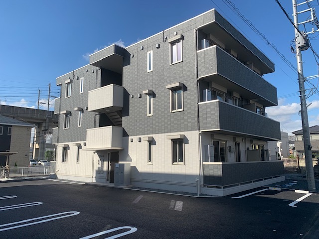 建物外観　小山駅まで徒歩9分　インターネット無料