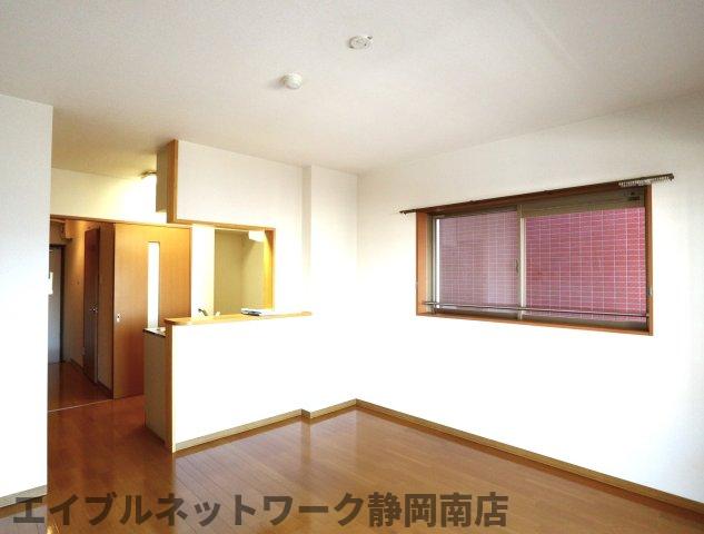 居室・リビング　こちらの居間で趣味の時間をお楽しみください