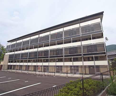 京都市伏見区日野岡西町のアパートの建物外観