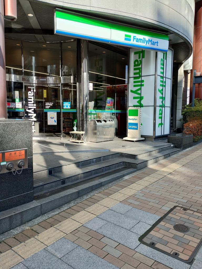 コンビニ　ファミリーマート新神戸駅前店（コンビニ）まで301m